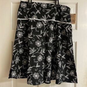 NEW W/TAGS Women’s Lapis Floral Black/White A-Line Skirt Size L